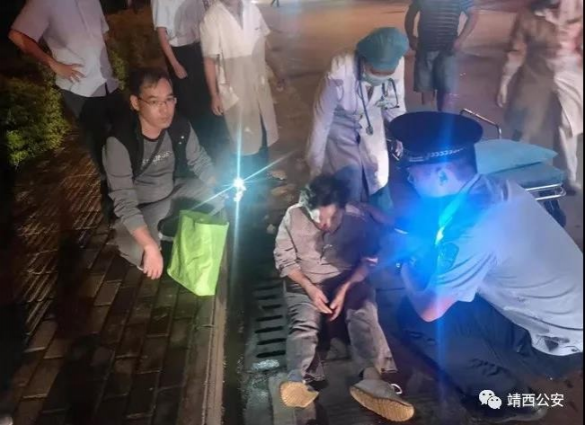 暖心 | 警员、医务人员和群众合力救助一名摔倒受伤的老人 - 靖西市·靖西网