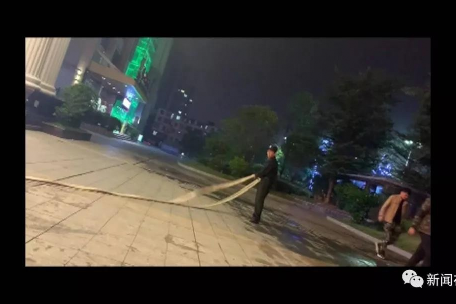 广西一小区保安用水枪驱散广场舞大妈，连续两晚都败了！ - 靖西市·靖西网
