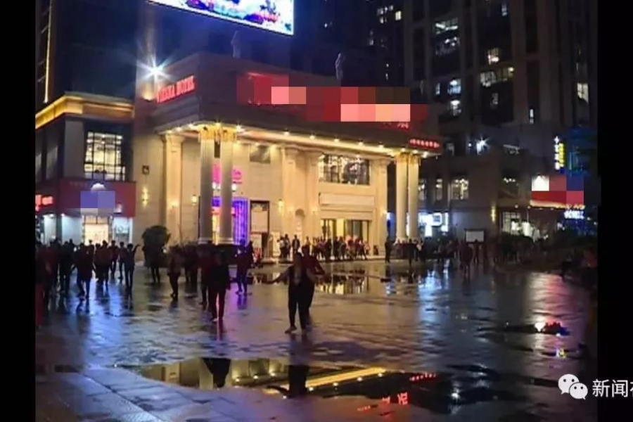 广西一小区保安用水枪驱散广场舞大妈，连续两晚都败了！ - 靖西市·靖西网