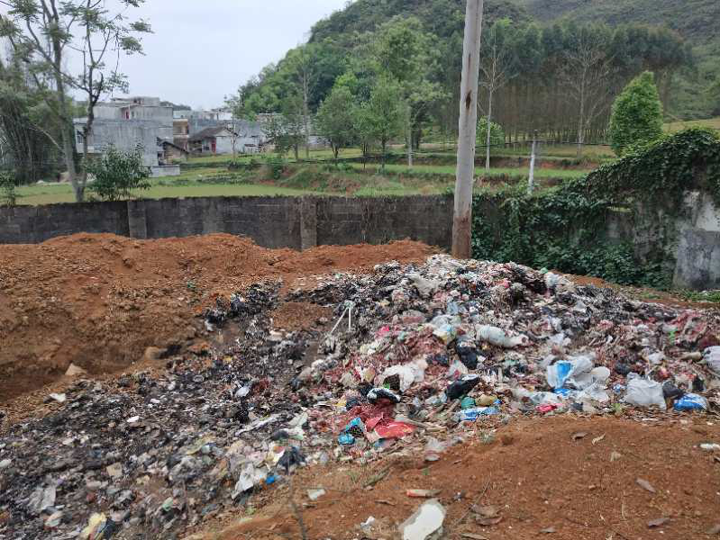 荣劳乡街上，在居民楼附近焚烧垃圾，影响居民生活环境，希望相关部门能及时处理 - 靖西市·靖西网