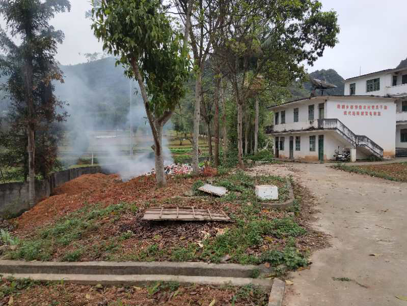 荣劳乡街上，在居民楼附近焚烧垃圾，影响居民生活环境，希望相关部门能及时处理 - 靖西市·靖西网