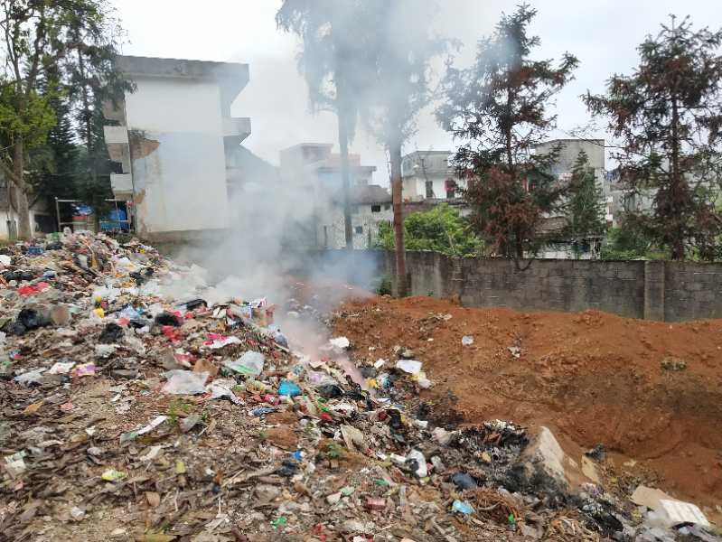 荣劳乡街上，在居民楼附近焚烧垃圾，影响居民生活环境，希望相关部门能及时处理 - 靖西市·靖西网
