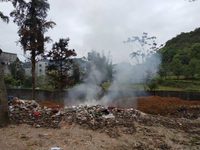 荣劳乡街上，在居民楼附近焚烧垃圾，影响居民生活环境，希望相关部门能及时处理 - 靖西市·靖西网