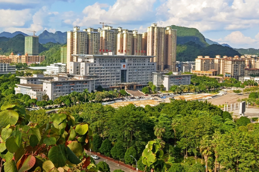 田阳县政府大门今天撤掉招牌，新牌蒙红布等待最后揭牌。 - 靖西市·靖西网