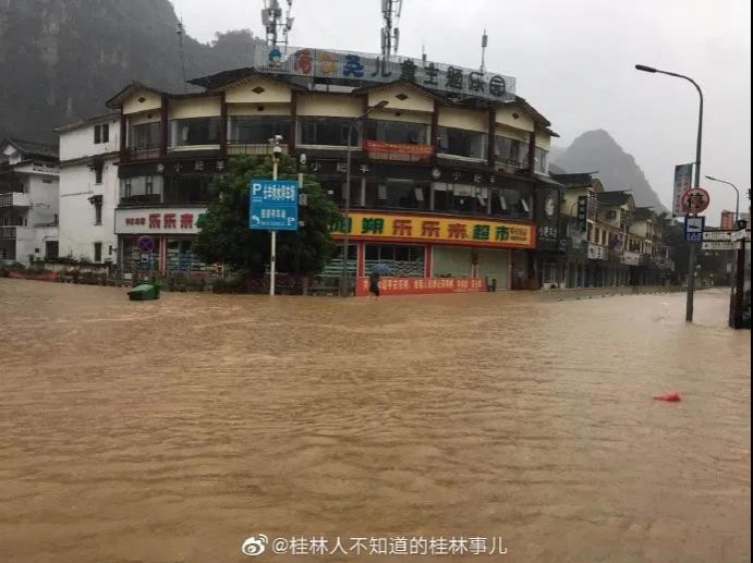 洪峰水位20年一遇！许多车辆“漂流”…雨天开车记住这些可救命 - 靖西市·靖西网
