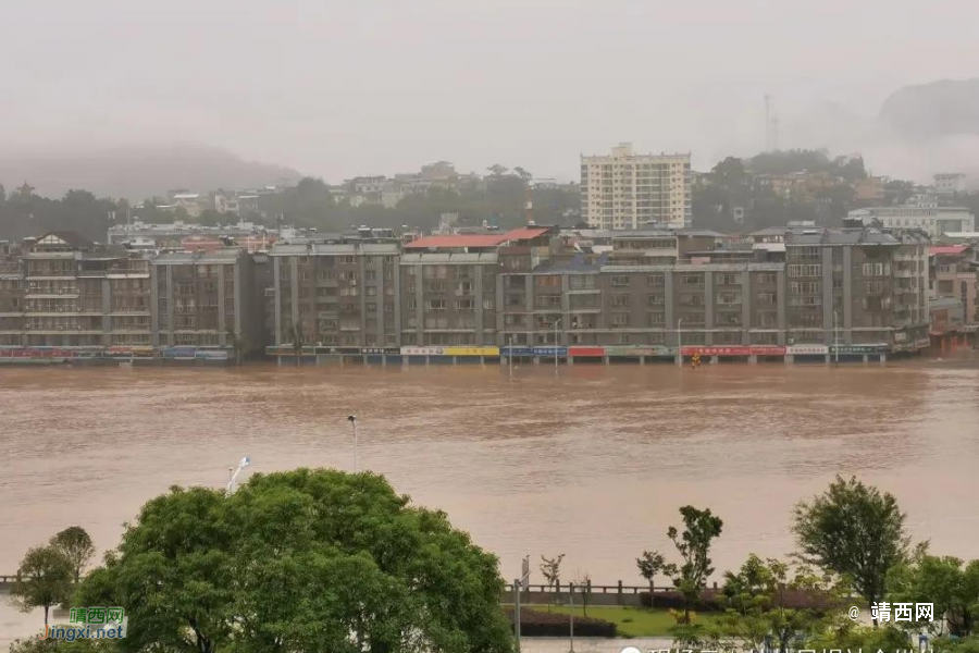 洪峰水位20年一遇！许多车辆“漂流”…雨天开车记住这些可救命 - 靖西市·靖西网
