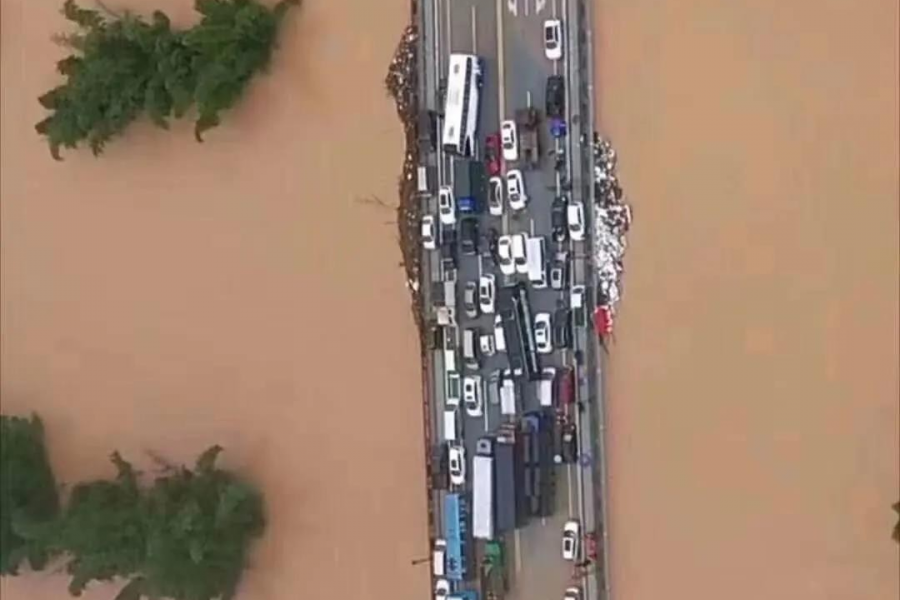 洪峰水位20年一遇！许多车辆“漂流”…雨天开车记住这些可救命 - 靖西市·靖西网