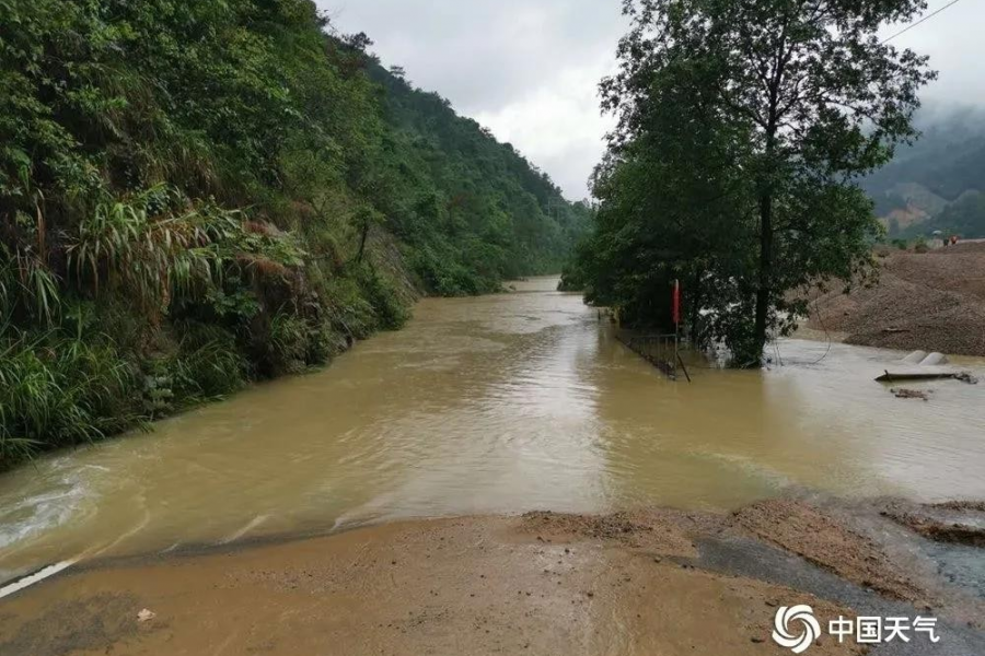 洪峰水位20年一遇！许多车辆“漂流”…雨天开车记住这些可救命 - 靖西市·靖西网