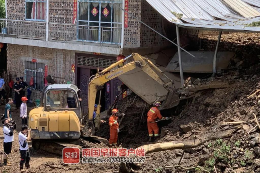 洪峰水位20年一遇！许多车辆“漂流”…雨天开车记住这些可救命 - 靖西市·靖西网
