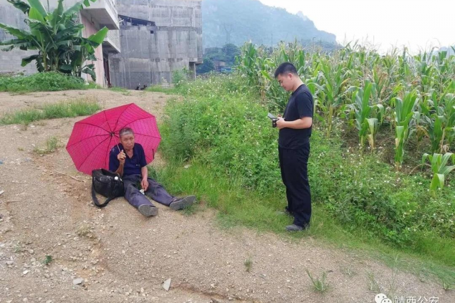 一老人来靖西寻亲迷路，辅警帮忙找到其亲戚。 - 靖西市·靖西网