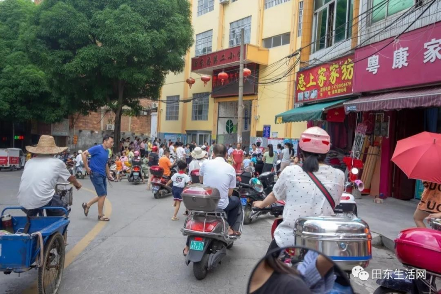 田东部分学校上学放学时间封路引网友热议，这样的做法你理解吗？ - 靖西市·靖西网