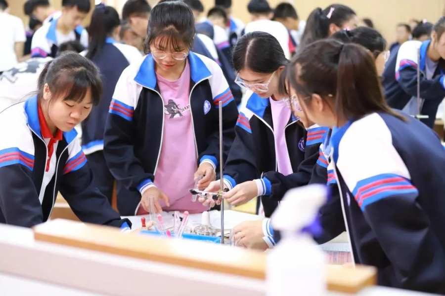 春风化雨泽杏坛 蕙质君兰情意浓 ——记深圳市横岗高级中学到靖西民族高中开展教育帮扶活动 - 靖西市·靖西网