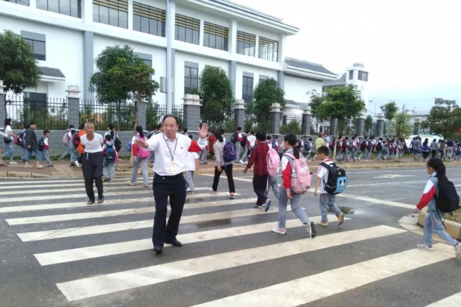 靖西市第七小学，我们敬爱的邓校长在校门外...... - 靖西市·靖西网