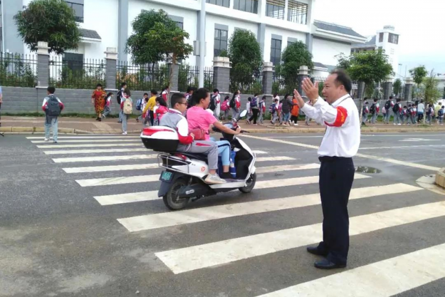 靖西市第七小学，我们敬爱的邓校长在校门外...... - 靖西市·靖西网