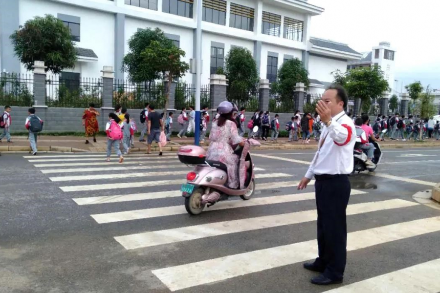 靖西市第七小学，我们敬爱的邓校长在校门外...... - 靖西市·靖西网