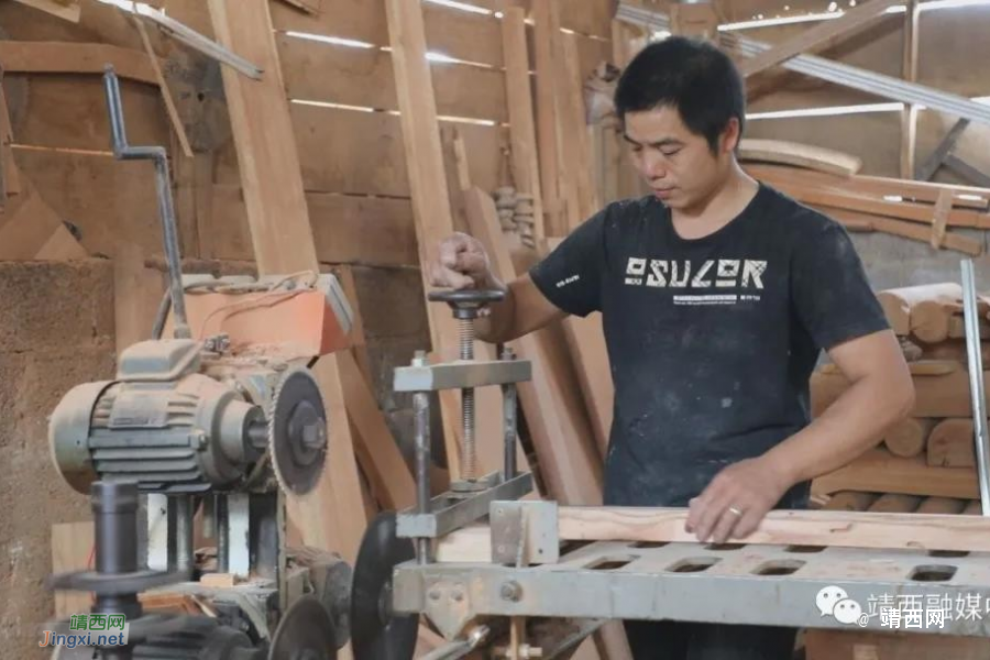 靖西龙临黄高乐&nbsp;&nbsp;手工木艺雕出新生活 - 靖西市·靖西网