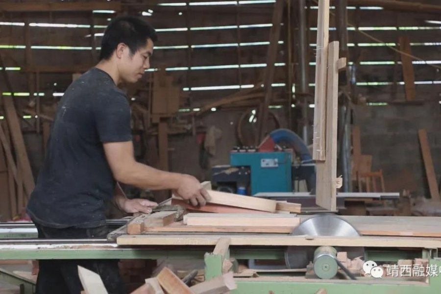 靖西龙临黄高乐&nbsp;&nbsp;手工木艺雕出新生活 - 靖西市·靖西网