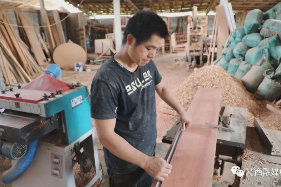 靖西龙临黄高乐&nbsp;&nbsp;手工木艺雕出新生活 - 靖西市·靖西网