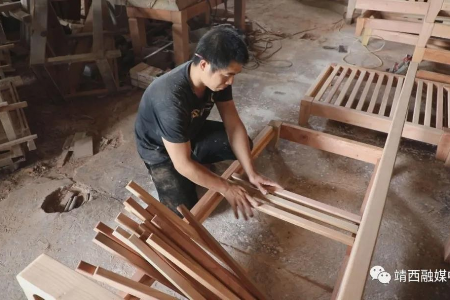 靖西龙临黄高乐&nbsp;&nbsp;手工木艺雕出新生活 - 靖西市·靖西网