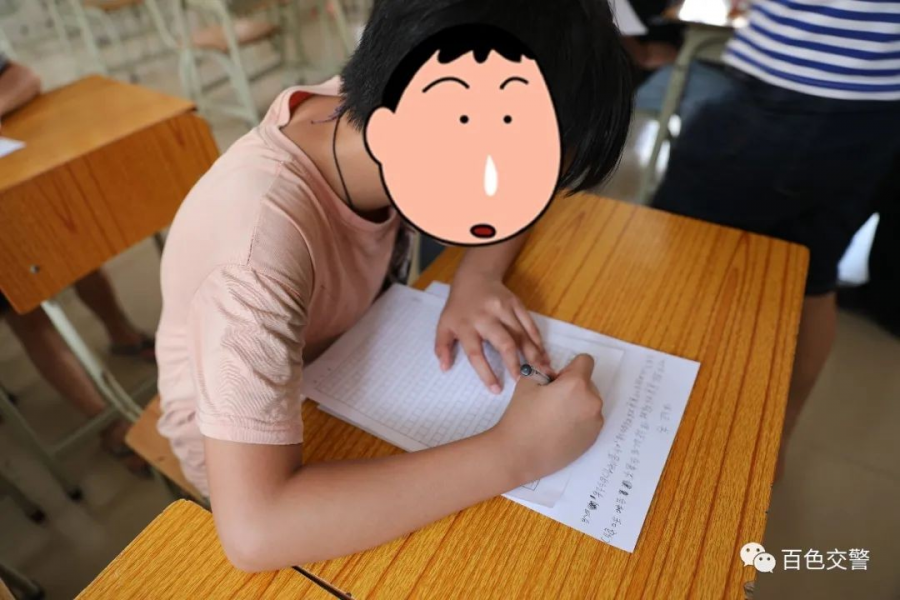 百色5个小孩共骑一辆电车，花式超载拿生命当儿戏 - 靖西市·靖西网