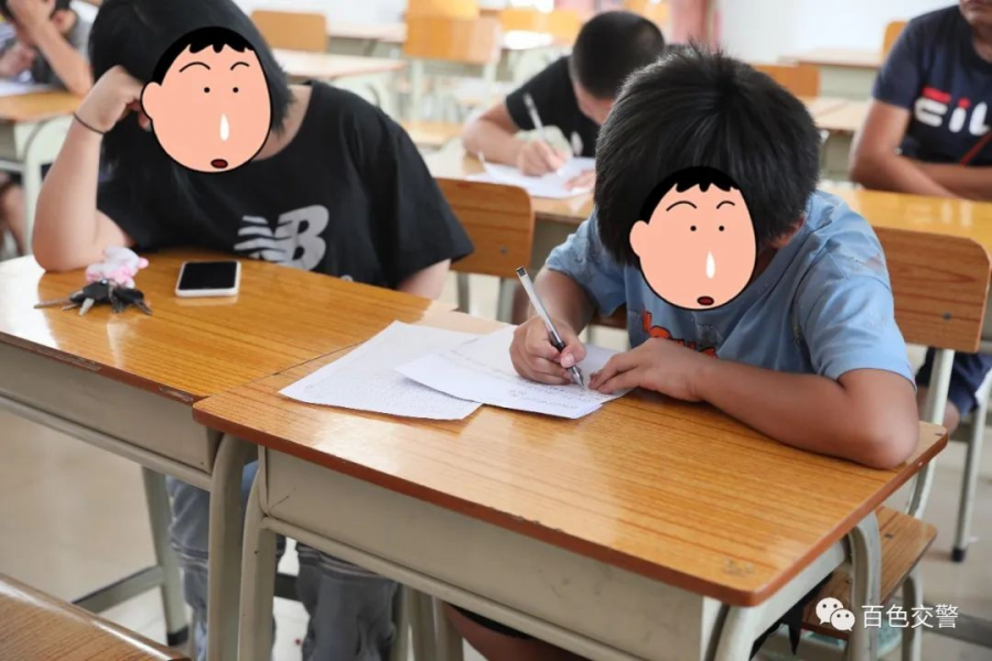 百色5个小孩共骑一辆电车，花式超载拿生命当儿戏 - 靖西市·靖西网