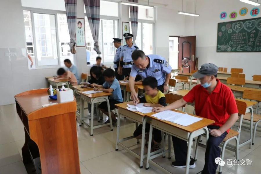 百色5个小孩共骑一辆电车，花式超载拿生命当儿戏 - 靖西市·靖西网