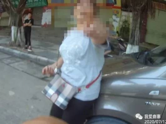 "抓我去枪毙啊！"柳州一女子违停还暴力抗法 - 靖西市·靖西网