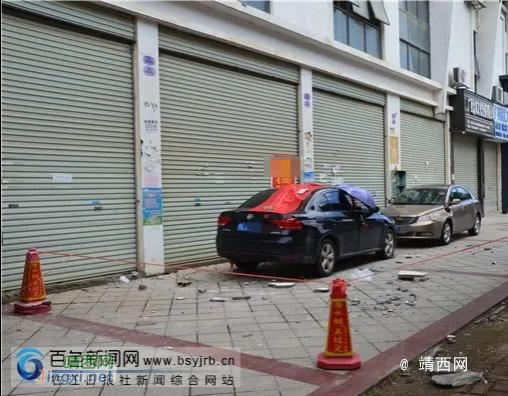 天降惊吓！百色一小区外墙掉落砸坏多辆车 好担心会砸到人....​ - 靖西市·靖西网