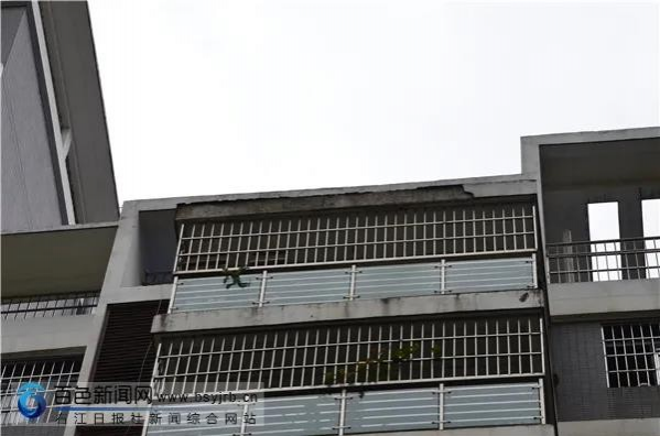 天降惊吓！百色一小区外墙掉落砸坏多辆车 好担心会砸到人....​ - 靖西市·靖西网