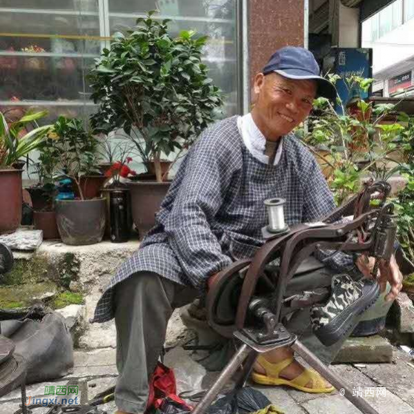 补鞋的老大爷，笑容里充满了幸福 - 靖西市·靖西网