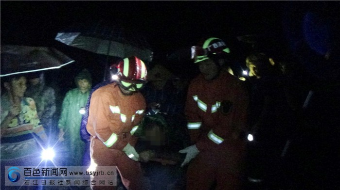 男子躲雨被竹子压倒 消防员分段切割紧急救援 - 靖西市·靖西网