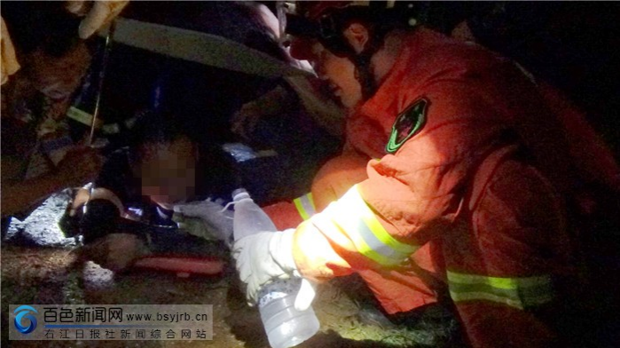 男子躲雨被竹子压倒 消防员分段切割紧急救援 - 靖西市·靖西网