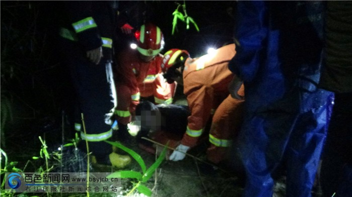 男子躲雨被竹子压倒 消防员分段切割紧急救援 - 靖西市·靖西网