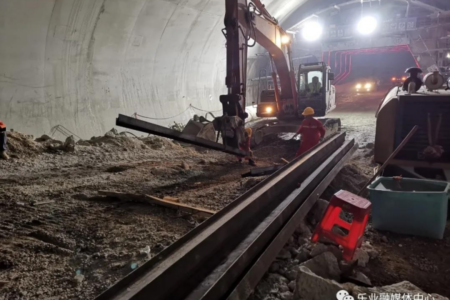 乐业大道隧道坍方事故正对洞顶危石空洞安装工字钢 - 靖西市·靖西网