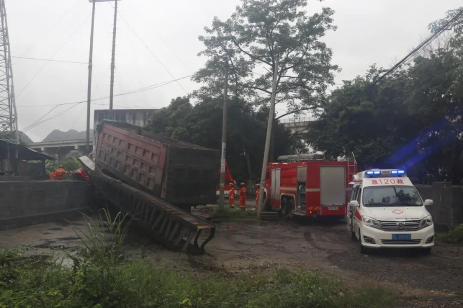 平果市马头镇G324国道板可铁路桥路段发生一起交通事故，1人死亡 - 靖西市·靖西网