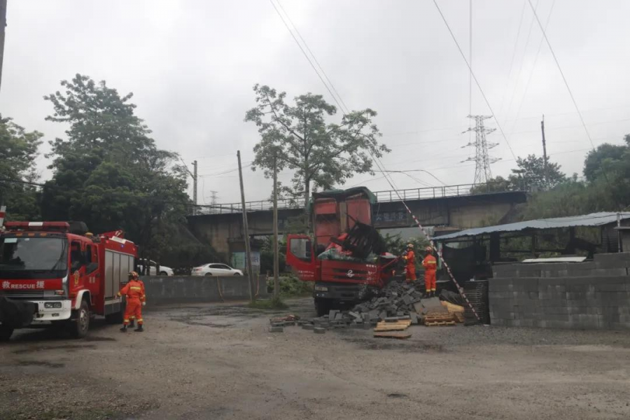 平果市马头镇G324国道板可铁路桥路段发生一起交通事故，1人死亡 - 靖西市·靖西网