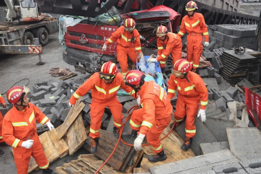 平果市马头镇G324国道板可铁路桥路段发生一起交通事故，1人死亡 - 靖西市·靖西网