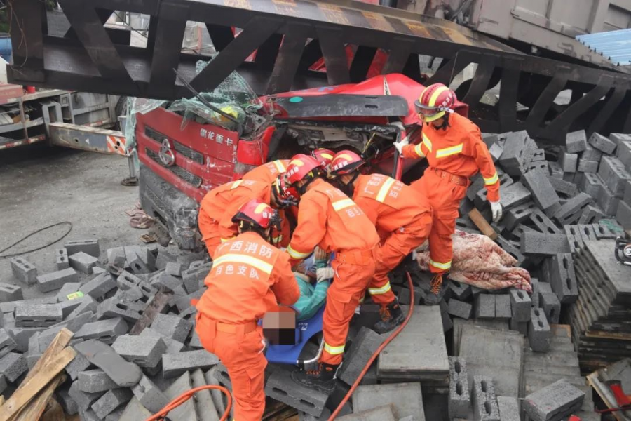 平果市马头镇G324国道板可铁路桥路段发生一起交通事故，1人死亡 - 靖西市·靖西网