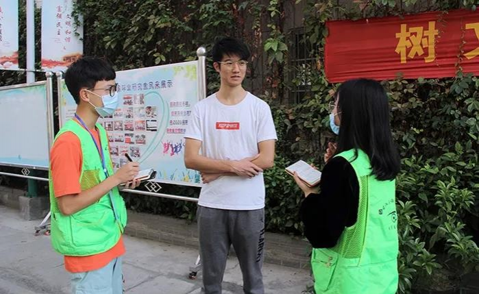 高个子大学生，床铺睡不了，看右医学院怎么解决！ - 靖西市·靖西网