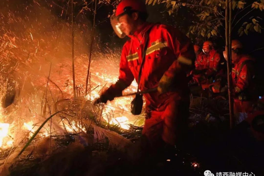 靖西市地州镇贺峒村发生森林火灾，应急救援大队出警救援...... - 靖西市·靖西网