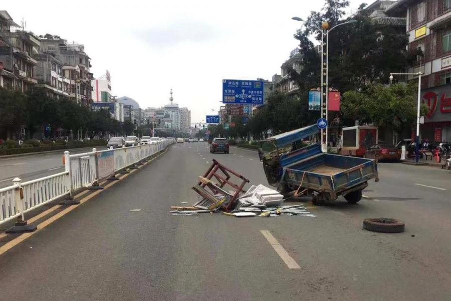 一辆三轮车在靖西城东路行驶，突然就…… - 靖西市·靖西网