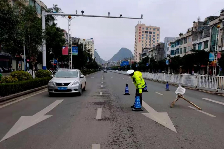 一辆三轮车在靖西城东路行驶，突然就…… - 靖西市·靖西网