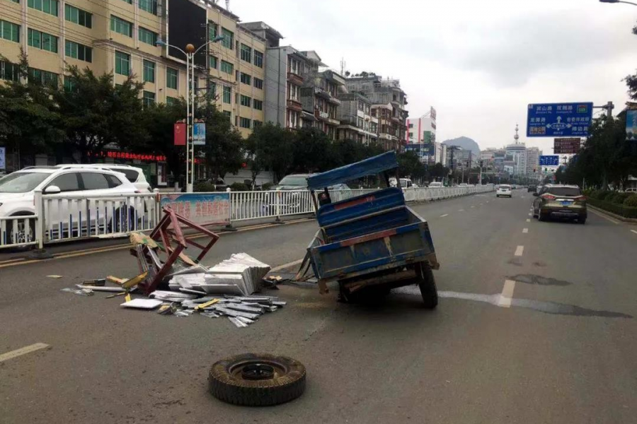 一辆三轮车在靖西城东路行驶，突然就…… - 靖西市·靖西网