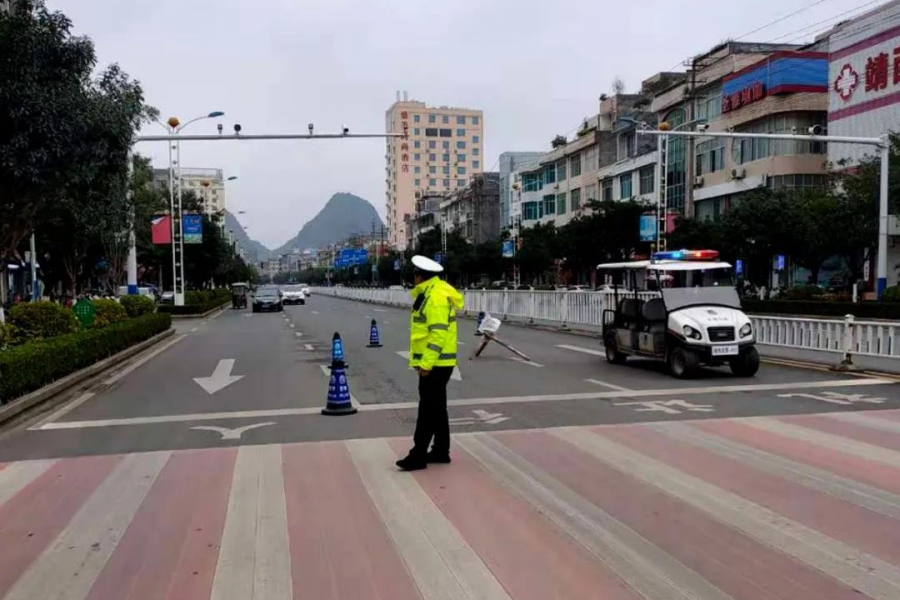 一辆三轮车在靖西城东路行驶，突然就…… - 靖西市·靖西网