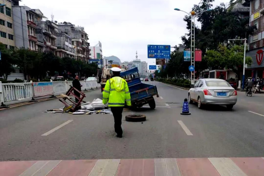 一辆三轮车在靖西城东路行驶，突然就…… - 靖西市·靖西网