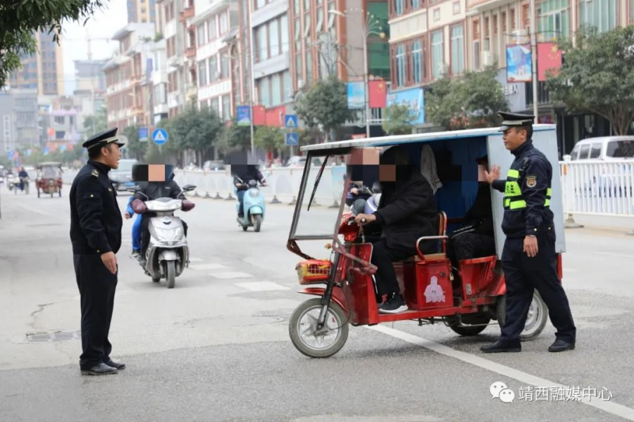 靖西市交警努力付出，确保交通安全有序 - 靖西市·靖西网