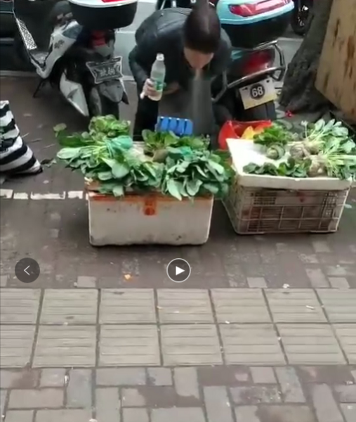 触目惊心！靖西某街卖菜阿姨这样给青菜洒水！！！！！ - 靖西市·靖西网