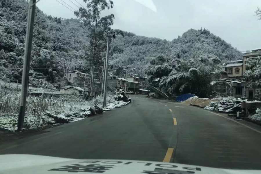 靖西下雪了，百色最低0下4度！路面冰滑，小心驾驶 - 靖西市·靖西网