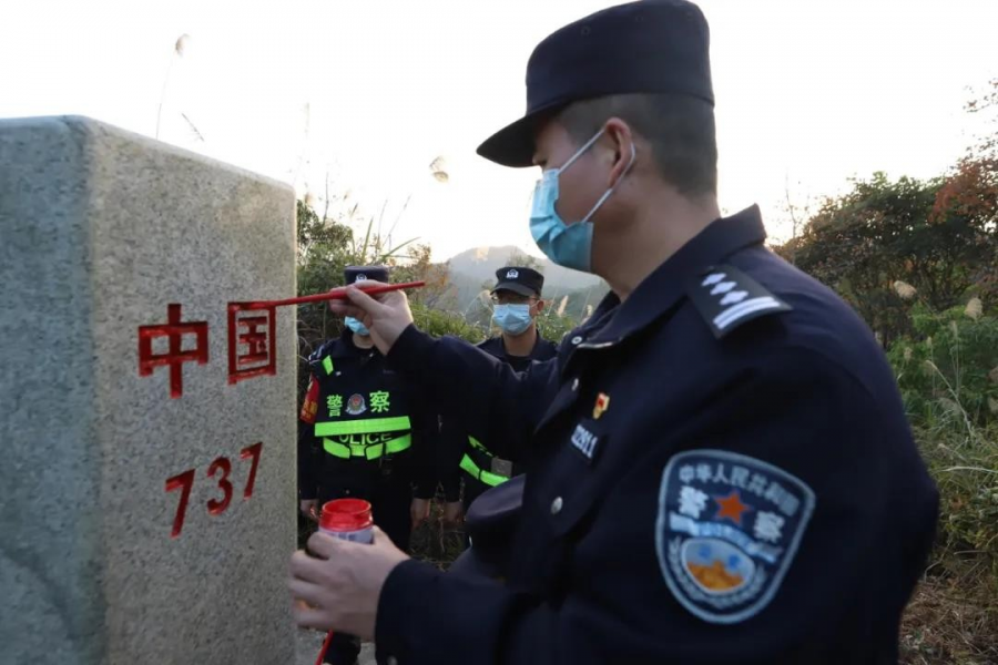 龙邦边检站民警描红界碑庆元旦 - 靖西市·靖西网