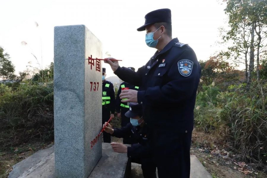 龙邦边检站民警描红界碑庆元旦 - 靖西市·靖西网